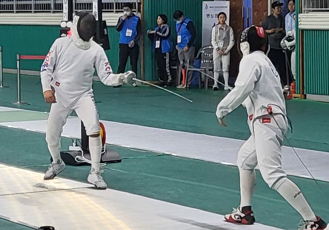 26일 경남 남해실내체육관에서 벌어진 제54회 전국소년체전 펜싱 남중부 에페 8강전에서 경기선발의 김도현(왼쪽)이 침착하게 경기를 펼치고 있다.황선학기자