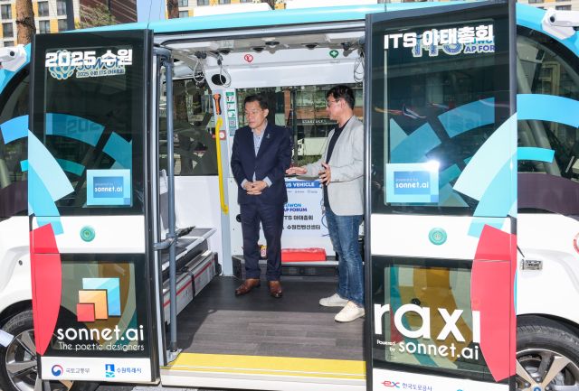 26일 오전 수원컨벤션센터에서 이재준 수원특례시장이 ‘2025 수원 ITS 아태총회’ 기간 운영될 자율주행차량을 둘러보고 있다.