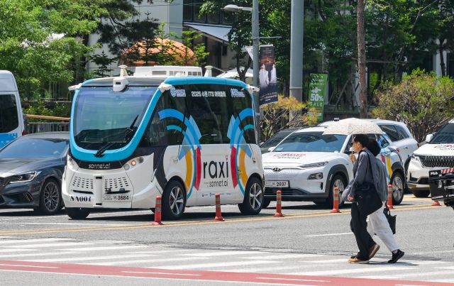 26일 오전 수원컨벤션센터 인근에서 자율주행차량들이 시험운행을 하고 있다. 수원특례시는 ‘2025 수원 ITS 아태총회’ 기간인 오는 28일부터 30일까지 수원컨벤션센터부터 광교중앙역, 홍재교삼거리, 센트럴파크로사거리까지 3.2km 노선을 순환하는 자율주행차량을 운행할 예정이다. 윤원규기자
