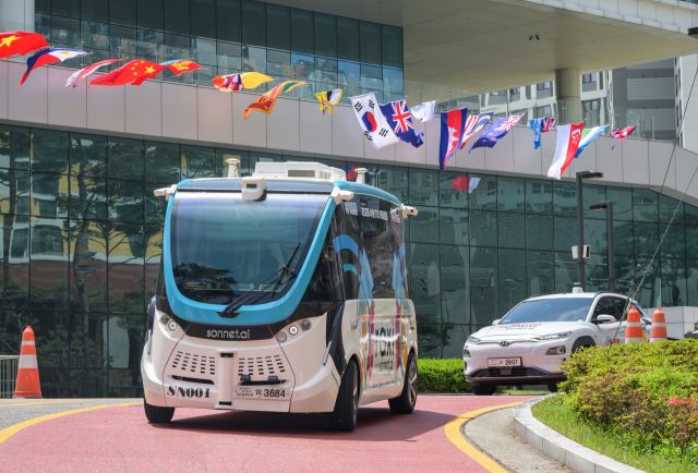 26일 오전 수원컨벤션센터 인근에서 자율주행차량들이 시험운행을 하고 있다. 수원특례시는 ‘2025 수원 ITS 아태총회’ 기간인 오는 28일부터 30일까지 수원컨벤션센터부터 광교중앙역, 홍재교삼거리, 센트럴파크로사거리까지 3.2km 노선을 순환하는 자율주행차량을 운행할 예정이다. 윤원규기자