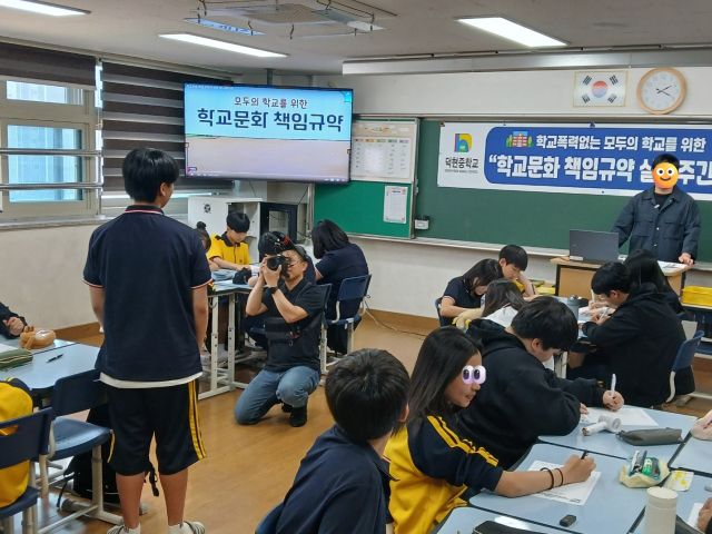 덕현중 학생들이 동두천양주교육지원청의 교육홍보 특색사업인 ‘지금 우리 학교는’을 촬영하고 있다. 동두천양주교육지원청 제공