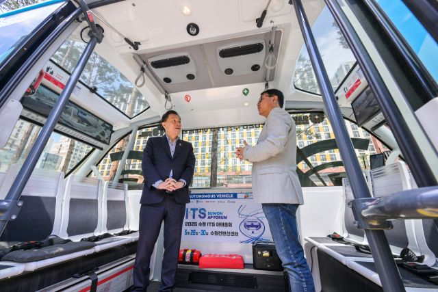 26일 오전 수원컨벤션센터에서 이재준 수원특례시장이 ‘2025 수원 ITS 아태총회’ 기간 운영될 자율주행차량을 둘러보고 있다.