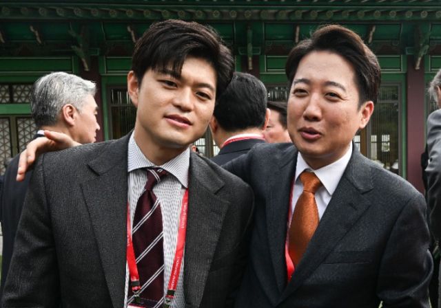 지난 21일 국민의힘 김용태 비상대책위원장과 개혁신당 이준석 대선 후보가 서울 신라호텔에서 열린 제16회 조선일보 아시안리더십콘퍼런스(ALC)에서 대화하는 모습. 연합뉴스