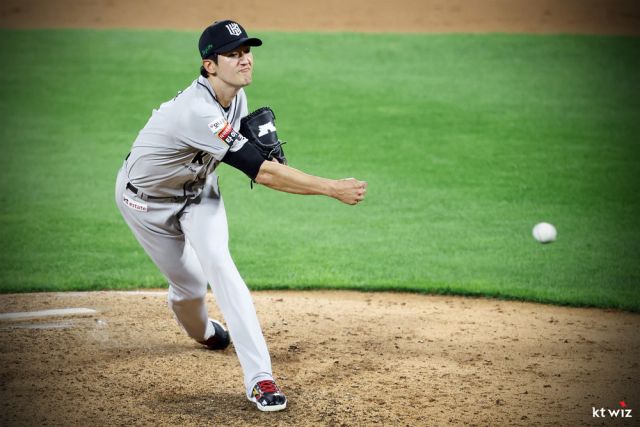 27일 수원 케이티위즈파크에서 열린 두산 베어스와의 홈 경기서 1실점 호투로 KT 위즈의 통산 700승을 견인한 선발투수 고영표가 역투하고 있다.KT 위즈 제공