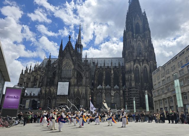 이천문화사절단인 이천문화재단의 이천통신사가 독일 쾰른 대성당 광장에서 한국전통놀이인 거북놀이 공연을 펼치고 있다. 이천문화재단 제공.