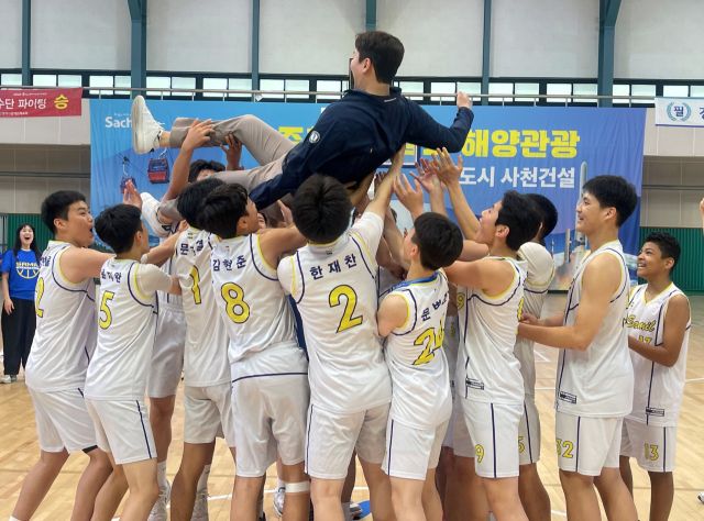 제54회 전국소년체육대회 농구 남중부서 우승을 차지한 수원 삼일중 선수들이 김민구 코치를 헹가래치고 있다. 삼일중 제공