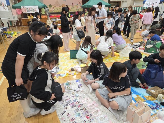 학생과 학부모들이 함께한 ‘2025 학운경제장터’에서 학생이 운영하는 한 가게에서 학부모와 자녀가 함께 물건들을 구경하고 있다. 김포교육지원청 제공