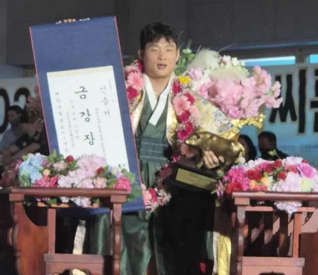 2025 문경단오장사씨름대회서 개인 통산 7번째 금강장사에 오른 수원시청 김기수가 꽃가마에 올라 장사인증서와 우승트로피를 들어보이고 있다.수원시청 제공