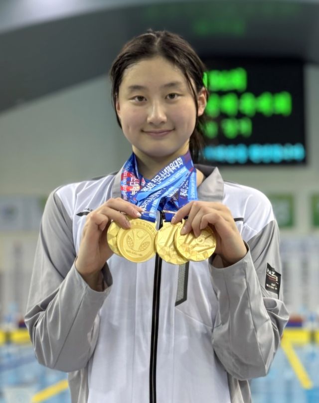 제54회 전국소년체육대회 수영 여중부 4관왕 김승원. 구성중 제공