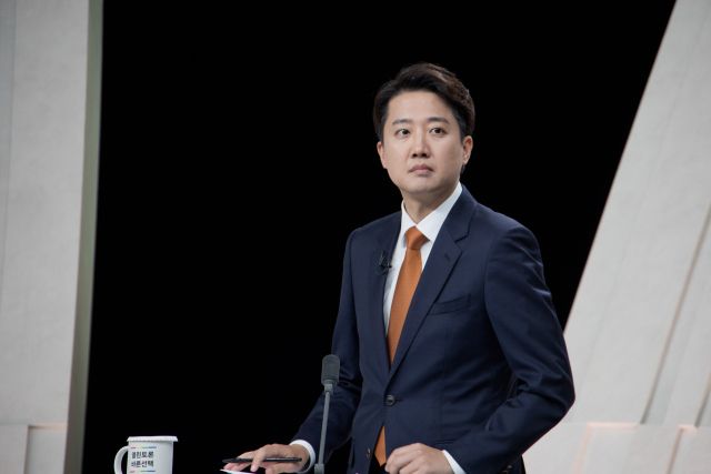 개혁신당 이준석 후보가 27일 서울 마포구 상암동 MBC 스튜디오에서 열린 정치 분야 TV토론회를 준비하고 있다. 연합뉴스