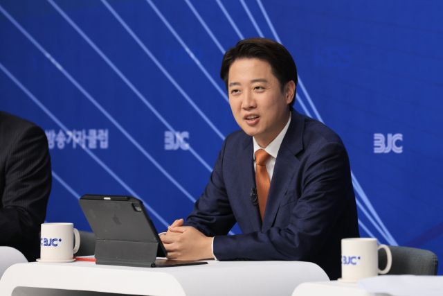 지난 26일 개혁신당 이준석 대선 후보가 서울 양천구 한국방송회관에서 열린 한국방송기자클럽 초청 토론회에서 참석자들과 대화를 나누고 있다. 연합뉴스