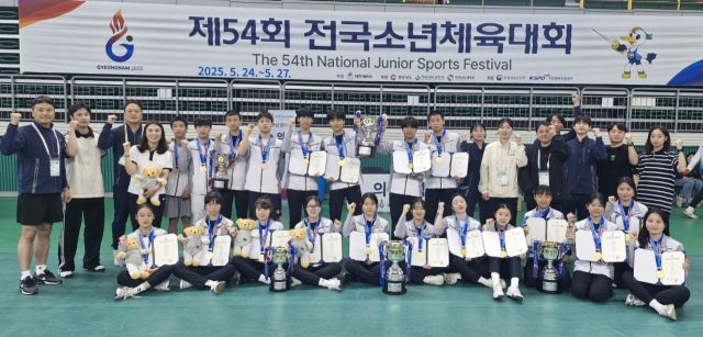 제54회 전국소년체육대회 마지막날 펜싱 중등부 단체전서 3개 종별에 걸쳐 나란히 대회 2연패를 달성하고 동메달 2개를 추가한 경기도 대표선수단이 기념촬영을 하고 있다.경기도펜싱협회 제공