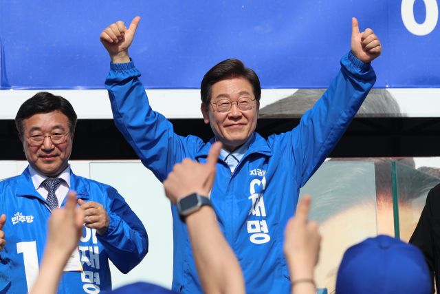 지난 26일 더불어민주당 이재명 대선 후보가 남양주 평내호평역 광장에서 열린 유세에서 지지를 호소하고 있다. 연합뉴스
