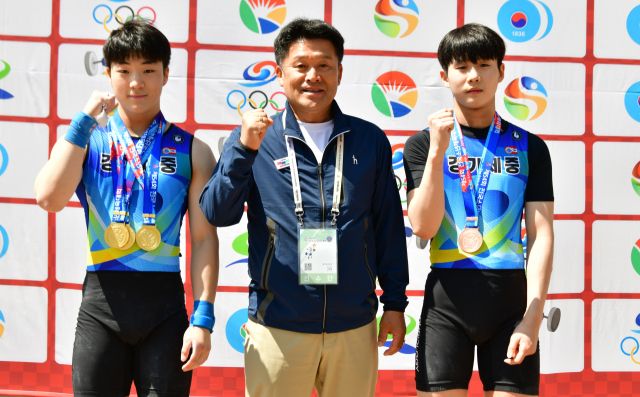 제54회 전국소년체전 역도 남중부 61㎏급에서 3관왕에 오른 김예준(왼쪽)과 용상서 동메달을 획득한 노윤건이 김호철 교장과 기념촬영을 하고 있다.경기체중 제공