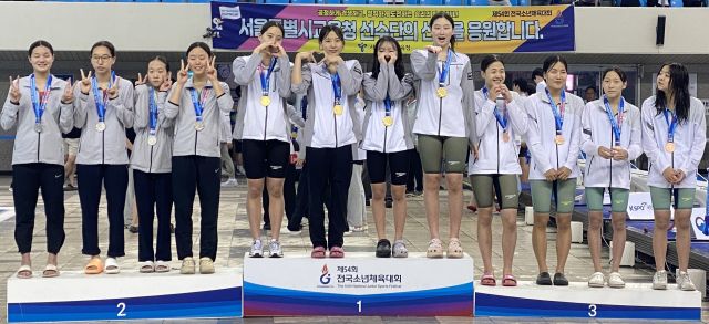 지난 27일 창원실내수영장에서 열린 제54회 전국소년체전 수영 여중부 혼계영 400m에서 우승한 경기선발 선수들)가운데)이 시상대에서 금빛 세리머니를 펼치고 있다.경기도수영연맹 제공