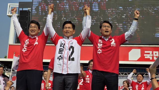 국민의힘 김문수 대선 후보가 29일 인천 중구 자유공원 맥아더장군 동상 앞에서 배준영, 윤상현 국회의원과 선거유세를 하고 있다. 장민재기자