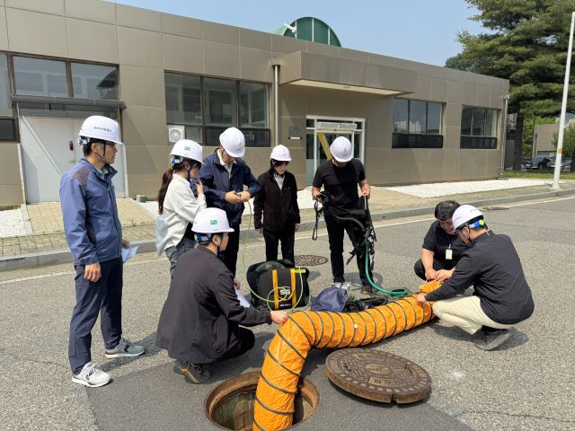 K-water 파주수도지사가 밀폐공간 작업 중 긴급 상황 발생 시 대응 능력을 기르기 위해 밀폐공간 긴급 구조훈련을 실시 하고 있다. 파주수도지사제공