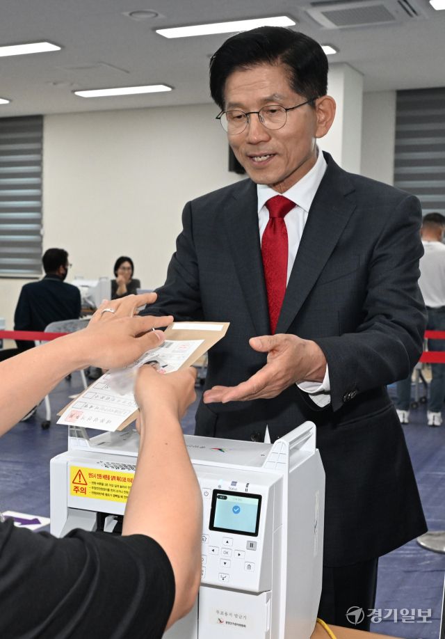 김문수 국민의힘 대선 후보가 29일 인천 계양1동 행정복지센터에 마련된 사전투표소를 투표용지를 받고 있다. 조병석기자