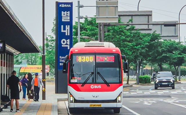 지난해 1월 개통한 8300번 버스가 별내역 환승센터에 들어서고 있다. 남양주시 제공