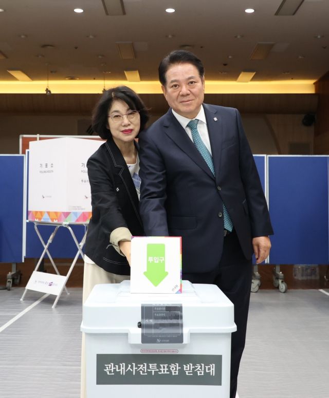 최대호 안양시장은 29일 오전 11시 동안구청 5층 회의실에 마련된 사전투표소에서 소중한 한 표를 행사했다. 안양시 제공.