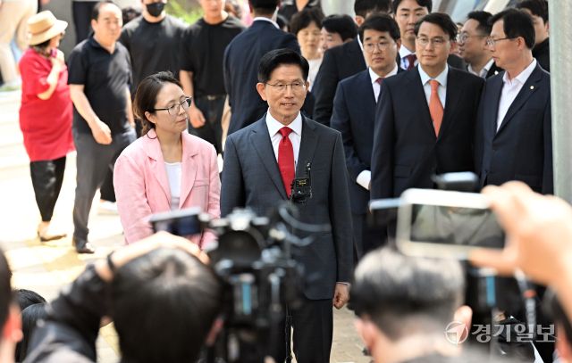 김문수 국민의힘 대선 후보가 29일 인천 계양1동 행정복지센터에 마련된 사전투표소에서 투표를 마치고 취재진의 질문에 답하고 있다. 조병석기자