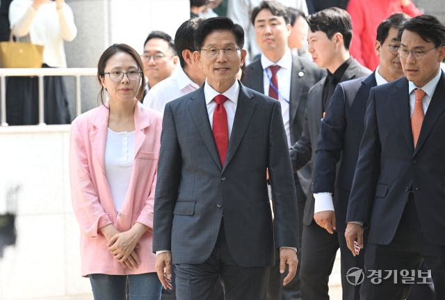 김문수 국민의힘 대선 후보가 29일 인천 계양1동 행정복지센터에 마련된 사전투표소를 찾아 딸 김동주 씨와 투표를 마치고 나서고 있다.조병석기자