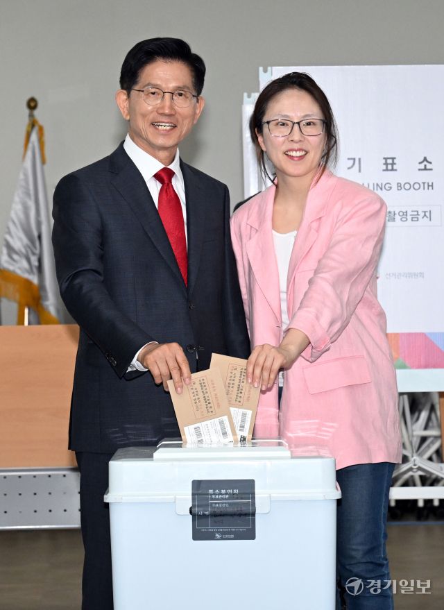 김문수 국민의힘 대선 후보가 29일 인천 계양1동 행정복지센터에 마련된 사전투표소를 찾아 딸 김동주 씨와 함께 투표하고있다.조병석기자