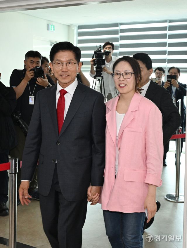 김문수 국민의힘 대선 후보가 29일 인천 계양1동 행정복지센터에 마련된 사전투표소를 찾아 딸 김동주 씨와 함께 투표소로 들어서고 있다.조병석기자