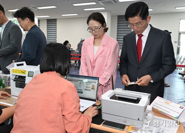 김문수 국민의힘 대선 후보가 29일 인천 계양1동 행정복지센터에 마련된 사전투표소를 찾아 딸 김동주 씨와 함께 투표용지를 받고 있다. 조병석기자