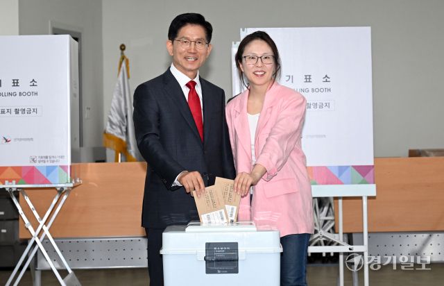 김문수 국민의힘 대선 후보가 29일 인천 계양1동 행정복지센터에 마련된 사전투표소를 찾아 딸 김동주 씨와 함께 투표하고있다.조병석기자