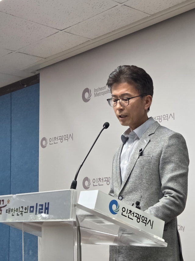 윤백진 시 시민안전본부장이 29일 인천시청 브림핑룸에서 기자간담회를 하고 있다. 박귀빈기자