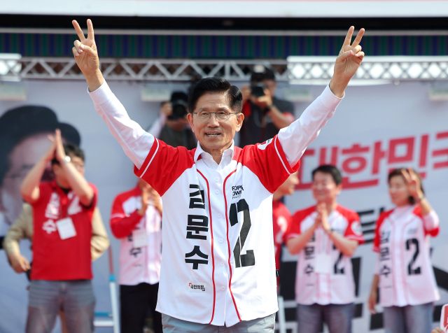 29일 국민의힘 김문수 대선 후보가 안산시 안산문화광장에서 시민들에게 지지를 호소하고 있다. 연합뉴스