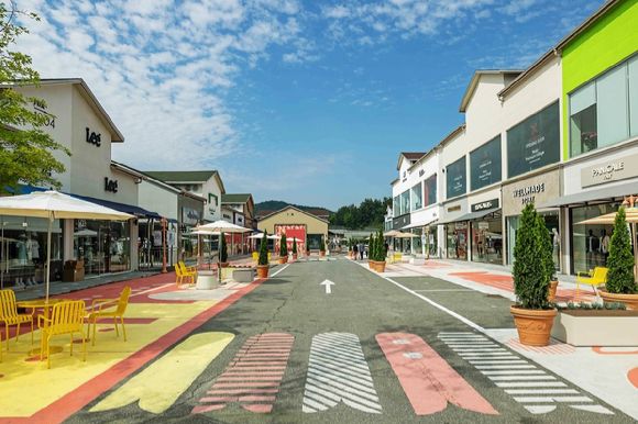 여주프리미엄빌리지가 개점 1주년을 맞아 다음달 8일까지 고객감사 쇼핑 페스티벌을 진행한다. 신세계사이먼 제공