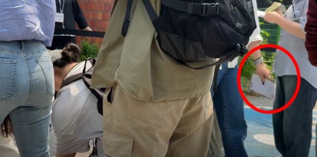 29일 오전 서울 서대문구 구 신촌동 주민센터 사전투표소에서 투표용지로 추정되는 물체를 들고 나오는 시민의 모습. 유튜브 '애국청년 박준영' 캡처