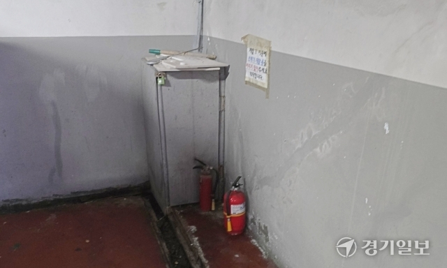인천 서구 가정동의 한 아파트 지하주차장 민방위 대피소에 비상용품은 없이 소화기 2개만 구석에 놓여 있다. 경기일보DB