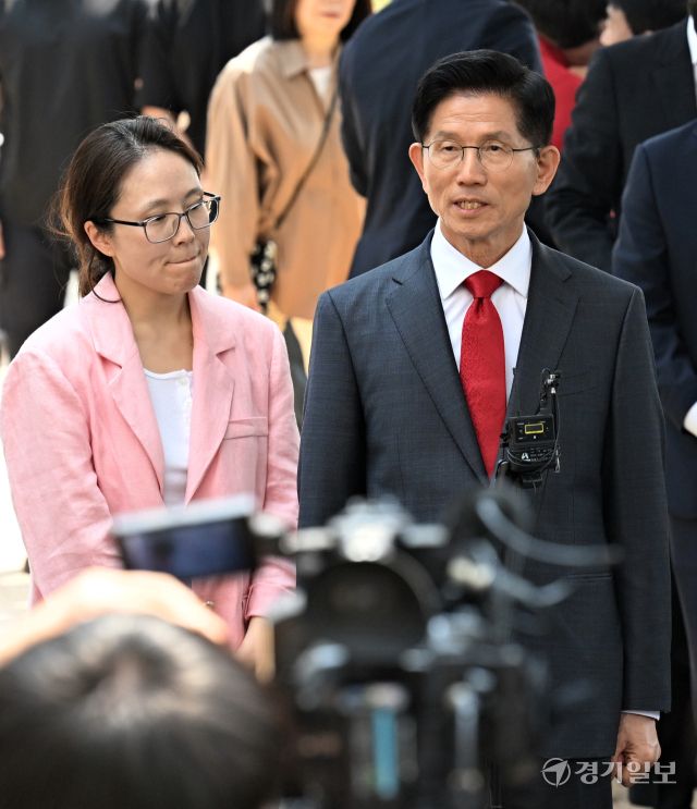 김문수 국민의힘 대선 후보가 29일 인천 계양1동 행정복지센터에 마련된 사전투표소에서 투표를 마치고 취재진의 질문에 답하고 있다.조병석기자