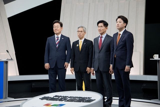 더불어민주당 이재명·민주노동당 권영국·국민의힘 김문수·개혁신당 이준석 대선 후보가 지난 27일 서울 마포구 상암동 MBC 스튜디오에서 진행된 정치 분야 TV토론회에 앞서 사진 촬영을 하고 있다. 연합뉴스