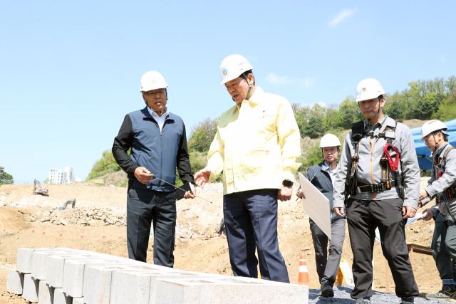 최대호 안양시장이 최근 동안구 비산동 일원 비산포일통합정수장 현대화사업 공사현장을 방문해 직원들로부터 진행상황을 브리핑 받고 있다. 안양시 제공