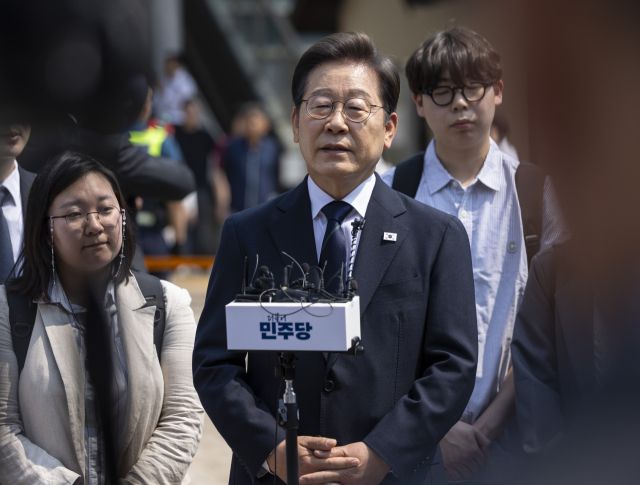 더불어민주당 이재명 대선 후보가 29일 서울 서대문구 신촌동 주민센터에서 사전투표를 마친 뒤 취재진의 질문에 답하고 있다. 연합뉴스