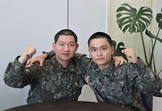 용인 처인구의 한 식당에서 20대 여성의 생명을 구한 (왼쪽부터) 김태현 일병, 김현재 일병이 각오를 다지고 있다. 지상작전사령부 제공