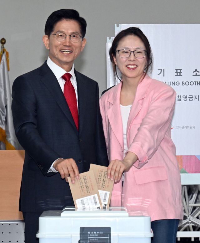 국민의힘 김문수 대선 후보가 29일 인천 계양구 계양1동 사전투표소에서 딸 김동주씨와 함께 사전투표를 하고 있다. 조병석기자