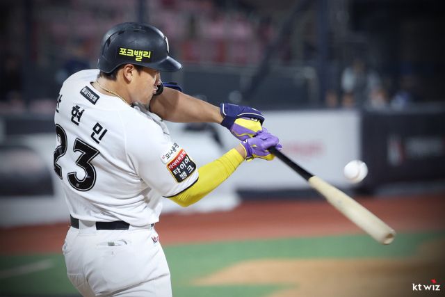 29일 두산전 5회말 공격서 프로데뷔 첫 만루포를 쏘아올린 KT 위즈의 간판 타자 안현민.KT 위즈 제공
