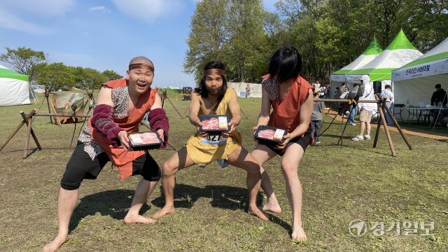 전곡리안 서바이벌게임 성인부 경기에서 2위를 차지한 기무성씨(가운데)와 그의 친구들이 상품을 들고 포즈를 취하고 있다. 정예은 인턴기자
