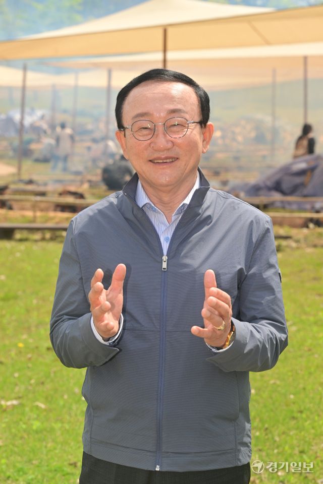 김덕현 연천군수가 인터뷰에 나서고 있다. 조주현 기자