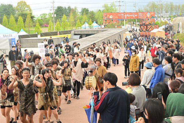 매일 2번 전곡리안들의 퍼레이드가 펼쳐진다.