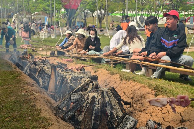 숯불에서 노릇하게 굽긴 연천산 돼지고기. 그 맛을 함께 가족과 나누는 순간은 그 어떤 축제의 하이라이트보다 값지다. 고기의 맛을 제대로 즐기기 위한 준비가 된 당신, 이제 연천 구석기축제에서 한껏 즐겨보자.