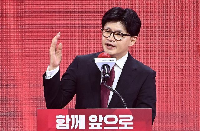 3일 경기 고양시 킨텍스에서 열린 국민의힘 전당대회에서 국민의힘 대선 후보로 김문수 후보가 선출된 가운데 한동훈 후보가 승복 연설을 하고 있다. 연합뉴스