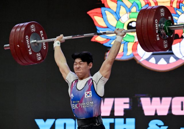 2025 세계주니어역도선수권대회에서 남자 73㎏급 3관왕에 오른 박주현이 힘차게 바벨을 들어올리고 있다.국제역도연맹 제공