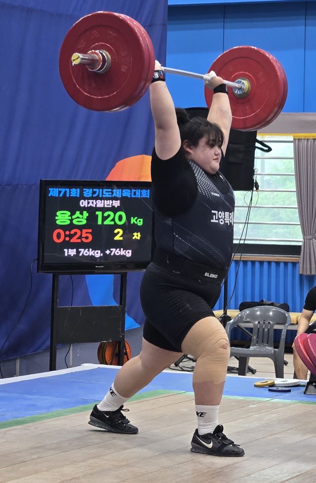 3일 가평군 북면 생활형 국민체육센터에서 열린 제71회 경기도체육대회 역도 시범경기인 여자 +76㎏급서 ‘월드스타’ 박혜정(고양시청)이 힘차게 바벨을 들어올리고 있다.황선학기자