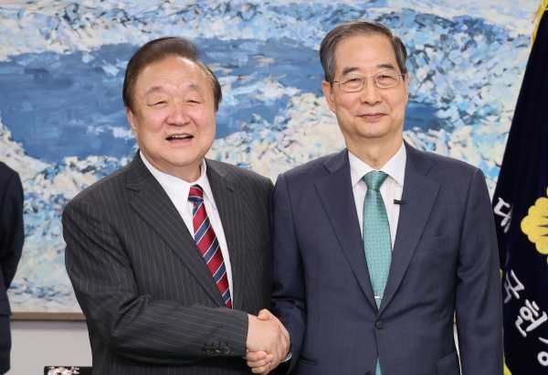 한덕수 전 국무총리가 3일 서울 여의도 국회 헌정기념관을 방문, 정대철 헌정회장과 악수하고 있다. 연합뉴스